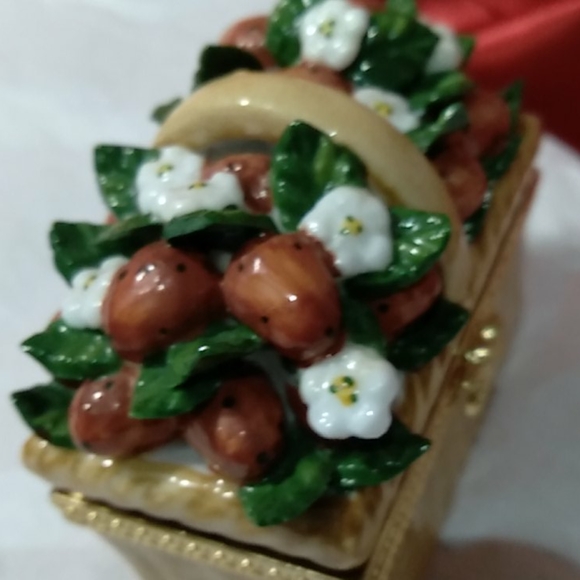 Portmeririon Porcelain Trinket Box w/Strawberries - Picture 2 of 4